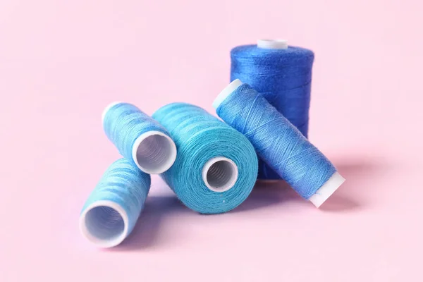 Bobine Filo Cucire Blu Sfondo Colore — Foto Stock