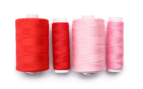 Rote Und Rosa Nähgarnspulen Auf Weißem Hintergrund — Stockfoto