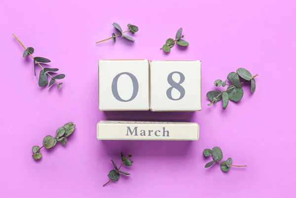 Kalender Med Datum För Internationella Kvinnodagen Och Eukalyptusgrenar Lila Bakgrund — Stockfoto