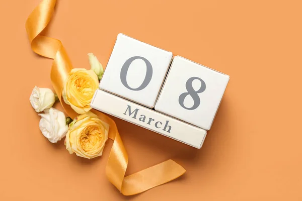 Kalender Med Datum För Internationella Kvinnodagen Och Vackra Blommor Orange — Stockfoto