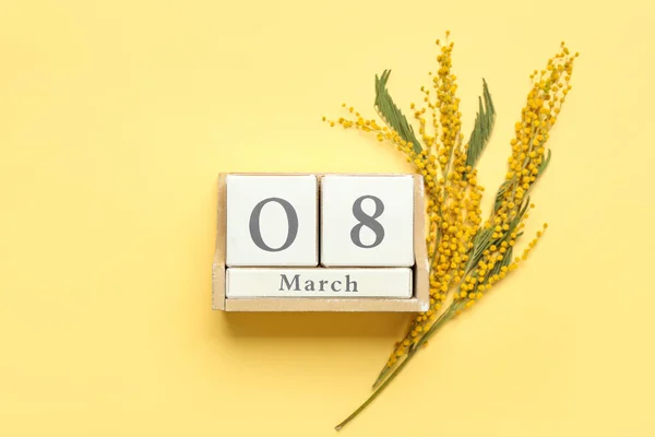 Kalender Med Datum För Internationella Kvinnodagen Och Blommor Gul Bakgrund — Stockfoto