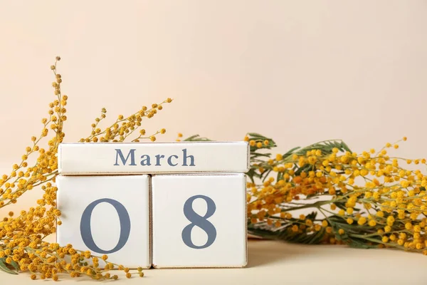 Kalender Med Datum För Internationella Kvinnodagen Och Blommor Beige Bakgrund — Stockfoto