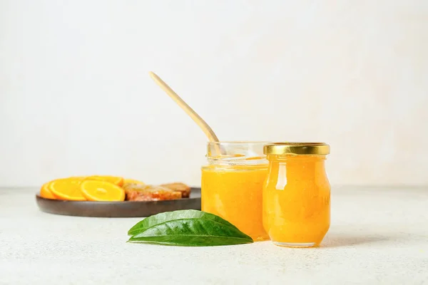 Skleněné Sklenice Chutné Oranžové Marmelády Světlém Pozadí — Stock fotografie