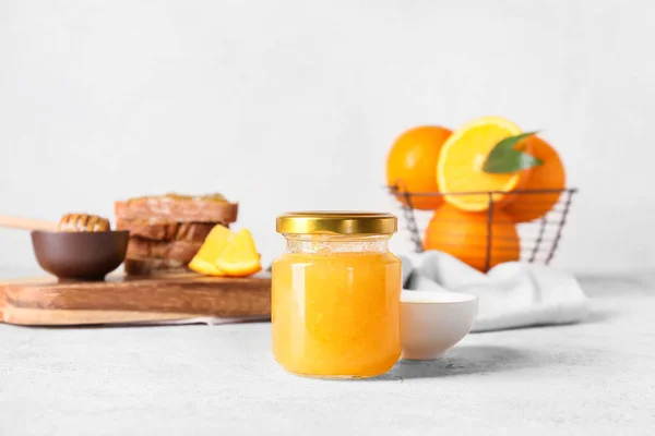 Skleněná Sklenice Chutné Oranžové Marmelády Světlém Pozadí — Stock fotografie