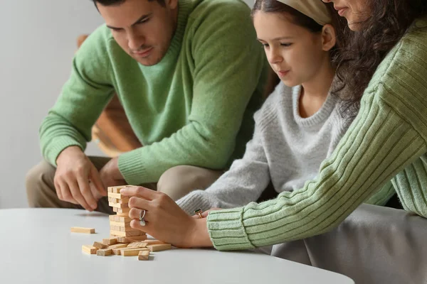 Ευτυχισμένη Οικογένεια Ζεστά Πουλόβερ Που Παίζει Παιχνίδι Jenga Στο Σπίτι — Φωτογραφία Αρχείου