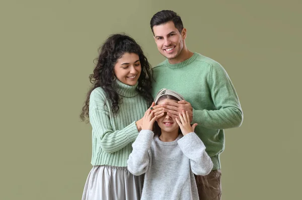 幸せな両親は緑の背景に娘の目を閉じて — ストック写真