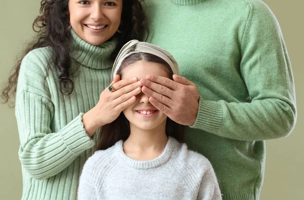 Счастливые Родители Закрывают Глаза Своей Маленькой Дочери Зеленом Фоне — стоковое фото