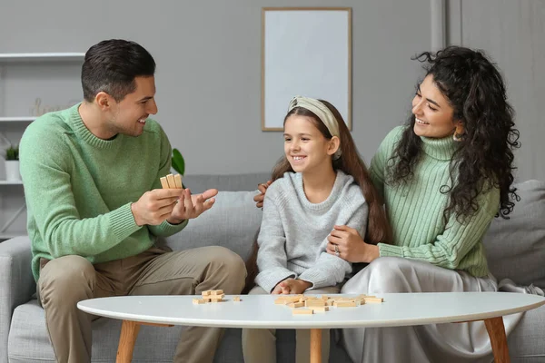 Ευτυχισμένη Οικογένεια Ζεστά Πουλόβερ Που Παίζουν Παιχνίδι Jenga Στο Σπίτι — Φωτογραφία Αρχείου