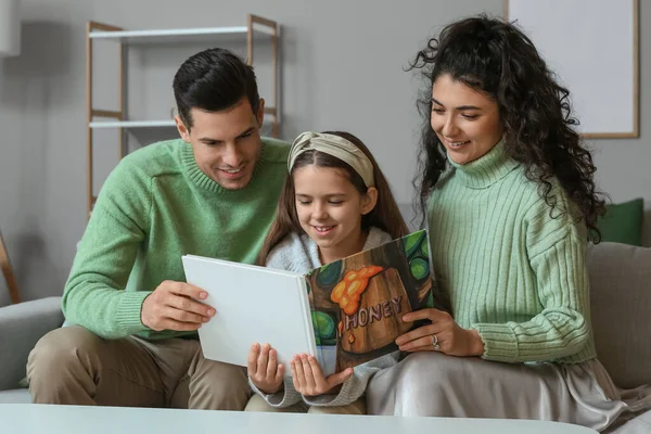 Ευτυχισμένη Οικογένεια Ζεστά Πουλόβερ Διαβάζοντας Βιβλίο Στο Σπίτι — Φωτογραφία Αρχείου