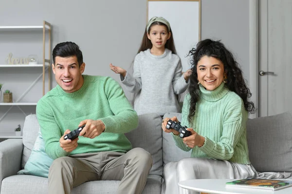 Pequena Filha Confusa Seus Pais Camisolas Quentes Jogando Videogame Casa — Fotografia de Stock