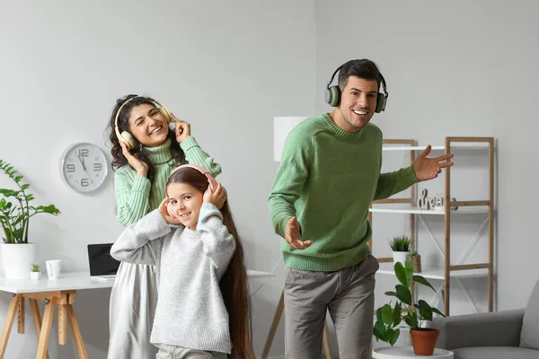 Happy Family Warm Sweaters Headphones Dancing Home — Stock Photo, Image