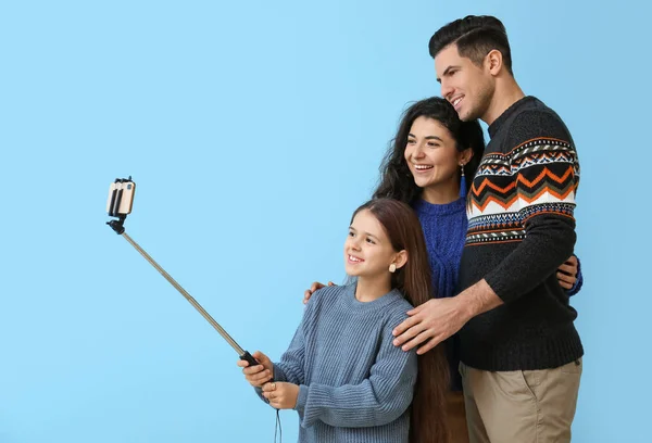 Niña Sus Padres Suéteres Calientes Tomando Selfie Sobre Fondo Azul — Foto de Stock