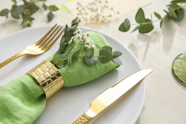 Elegante Ajuste Mesa Simple Con Flores Sobre Fondo Madera Clara — Foto de Stock