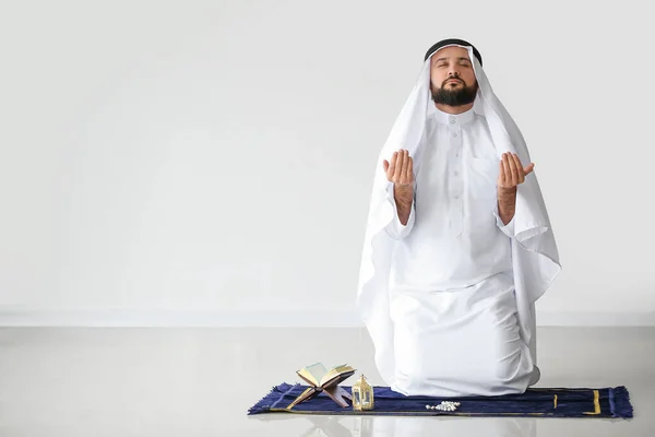 Muszlim Férfi Otthon Imádkozik — Stock Fotó
