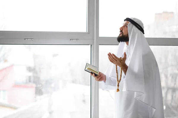 Muszlim Férfi Koránnal Gyöngyökkel Imádkozik Ablak Mellett — Stock Fotó
