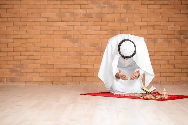Muszlim Férfi Otthon Imádkozik — Stock Fotó