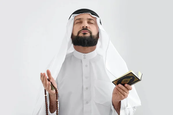 Muselman Man Med Koran Och Pärlor Hemma — Stockfoto