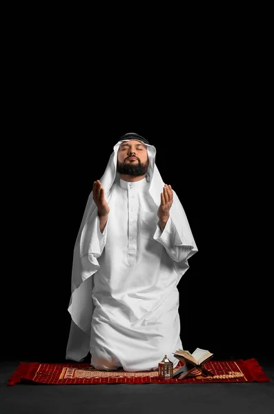 Homme Musulman Priant Sur Fond Noir — Photo