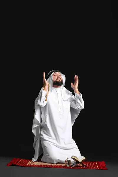 Μουσουλμάνος Προσεύχεται Μαύρο Φόντο — Φωτογραφία Αρχείου