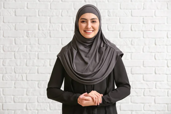 Wanita Muslim Cantik Dengan Latar Belakang Bata Putih — Stok Foto