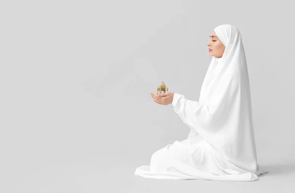 Muslimische Frau Mit Lampe Auf Hellem Hintergrund — Stockfoto