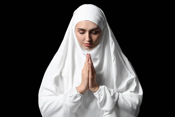 Muslimische Frau Betet Auf Dunklem Hintergrund — Stockfoto