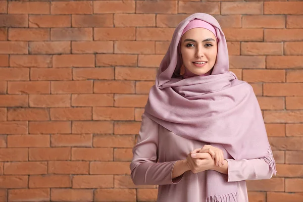 Mooie Moslim Vrouw Baksteen Achtergrond — Stockfoto