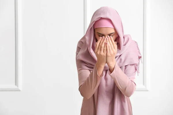 Muslimische Frau Betet Auf Weißem Hintergrund — Stockfoto