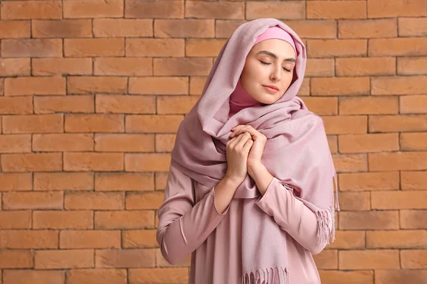 Mulher Muçulmana Bonita Fundo Tijolo — Fotografia de Stock