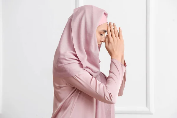 Muslimische Frau Betet Auf Weißem Hintergrund — Stockfoto