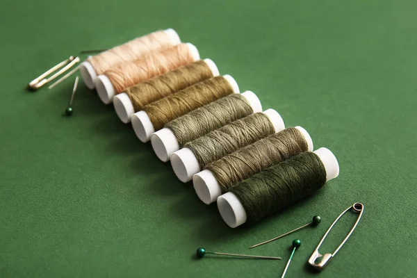 Thread Spools Pins Green Background — Stock Photo, Image