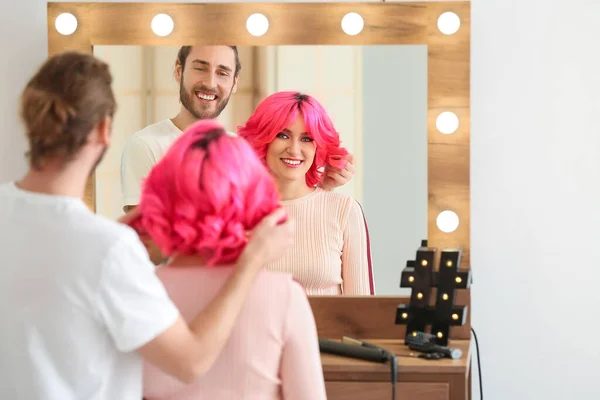 Männlich Stylist Doing Hair Von Junge Frau Schönheitssalon — Stockfoto
