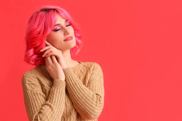 Renkli Arkaplanda Parlak Saçlı Şık Bir Kadın — Stok fotoğraf