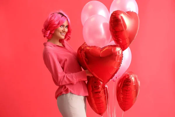 有光泽的头发和色系背景的气球的时髦女人 情人节庆祝活动 — 图库照片