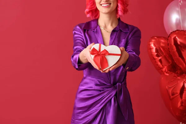 色彩艳丽的头发 礼物和空气气球的时尚女人 情人节庆祝活动 — 图库照片