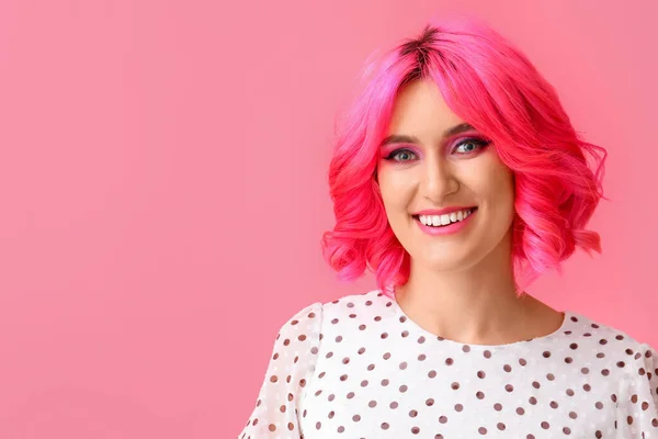 Mulher Elegante Com Cabelo Brilhante Fundo Cor — Fotografia de Stock