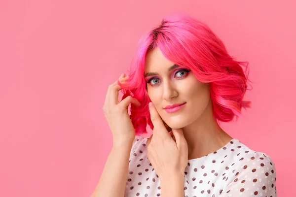 Renkli Arkaplanda Parlak Saçlı Şık Bir Kadın — Stok fotoğraf