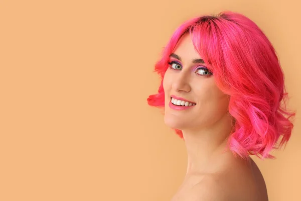 Κομψή Γυναίκα Φωτεινά Μαλλιά Στο Φόντο Χρώμα — Φωτογραφία Αρχείου