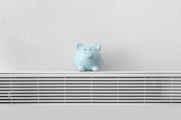 Piggy Bank Radiator Buurt Van Witte Muur Begrip Verwarmingsseizoen — Stockfoto
