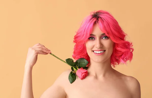 色彩艳丽的秀发和玫瑰花色背景的时髦女人 — 图库照片