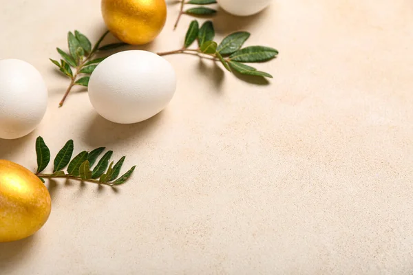 Красиві Великодні Яйця Листя Рослини Світлому Фоні Крупним Планом — стокове фото