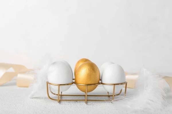 Güzel Paskalya Yumurtaları Hafif Arka Planda Tüyleri Olan Tutucu — Stok fotoğraf