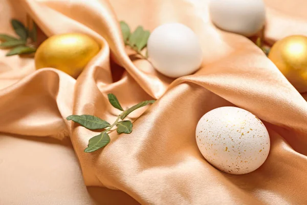 Güzel Paskalya Yumurtaları Bitki Yaprakları Kumaş Arka Planda Yakın Plan — Stok fotoğraf