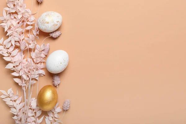 彩色背景下美丽的复活节彩蛋和干花 — 图库照片
