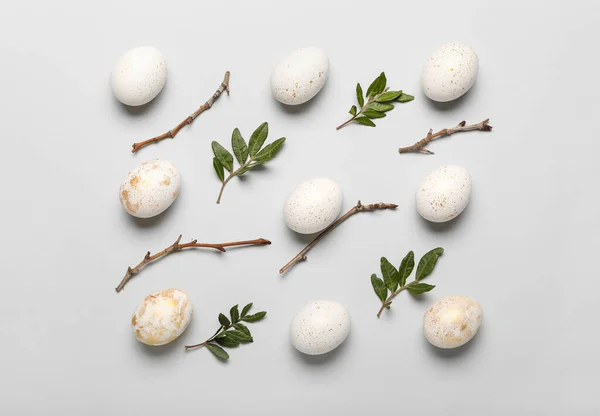 Güzel Paskalya Yumurtaları Ağaç Dalları Beyaz Arka Planda Bitki Yaprakları — Stok fotoğraf