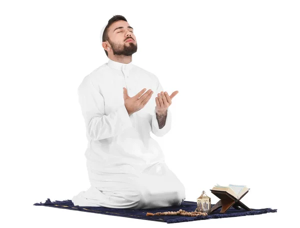 Orando Joven Musulmán Sobre Fondo Blanco — Foto de Stock