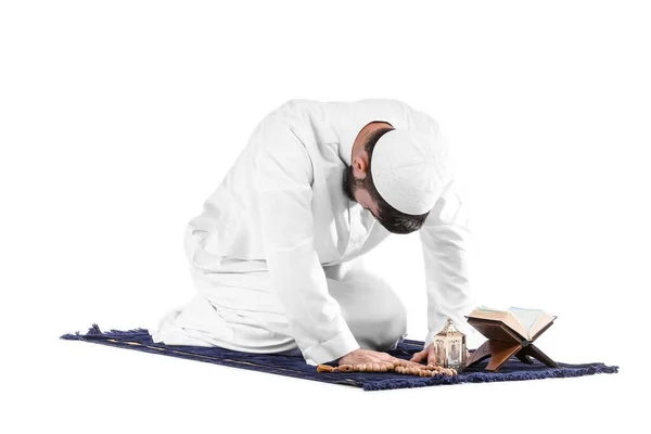 Jeune Homme Musulman Prière Sur Fond Blanc — Photo