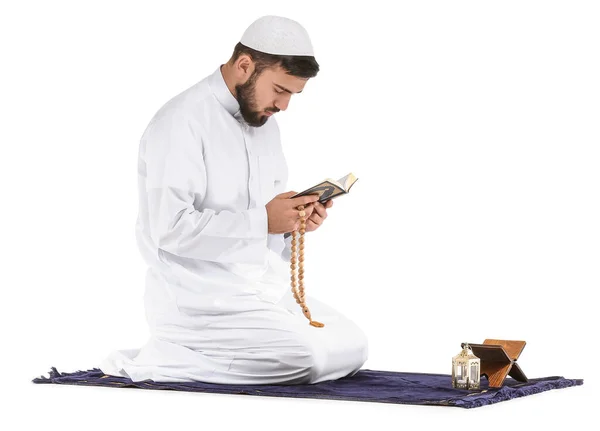 Jeune Homme Musulman Prière Sur Fond Blanc — Photo