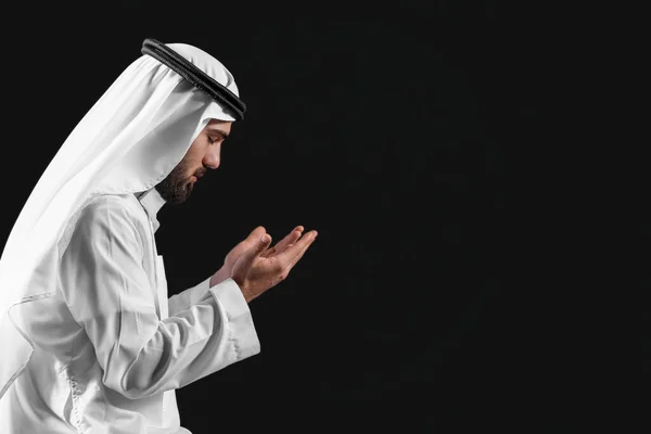 Imádkozó Fiatal Muszlim Férfi Sötét Háttérrel — Stock Fotó