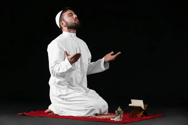 Pregando Giovane Uomo Musulmano Sfondo Scuro — Foto Stock